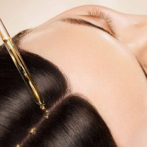 Guerlain lanciert mit dem Scalp & Hair Youth-in-Serum einen fast zu 100 Prozent natürlichen Pflegebooster, welcher die Basis bildet für schönes Haar.