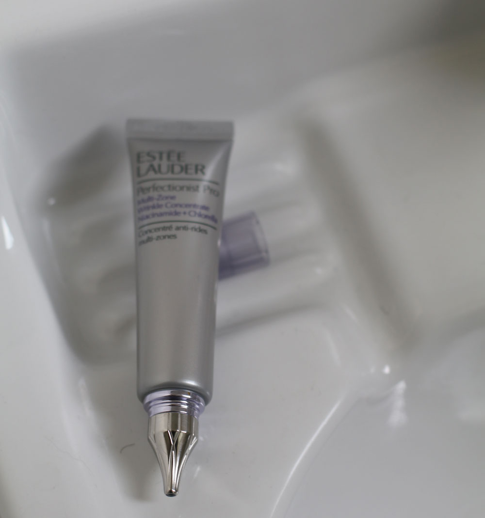 Estée Lauder erweitert die Perfectionist Pro-Kollektion mit dem Multi-Zone Wrinkle Concentrate um ein ganzheitliches Multitalent gegen Fältchen.