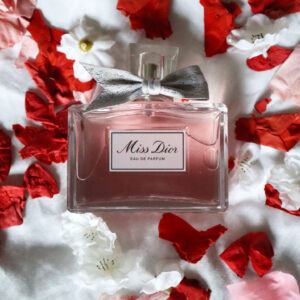 Egal, was man von Konzept des heutigen Valentintages hält, für mich ist der 14. Februar vor allem: eine gute Steilvorlage, um die Liebe in allen Varianten so richtig zu feiern. Mit allem, was dazu gehört, wobei das natürlich je nach Situation, Bedürfnis und Budget ganz unterschiedlich sein kann. Was dabei auf keinen Fall fehlen sollte, ist – logisch – eine Extra-Portion Romantik. Sei das in Form einer speziellen Nachricht, Blumen, oder – sozusagen als Kombination aus beidem – in Form des als olfaktorische Liebeserklärung konzipierte Damenduft Miss Dior Eau de Parfum, den es neu auch im grossen Flakon zu 150ml (für ca. 220 CHF) zu kaufen gibt. Und damit wie gemacht ist, um seine tiefen Gefühle für jemanden – Du selbst zählst da ebenfalls dazu, just in case! – zum Ausdruck zu bringen. Nicht nur am Valentinstag, sondern auch lange danach.