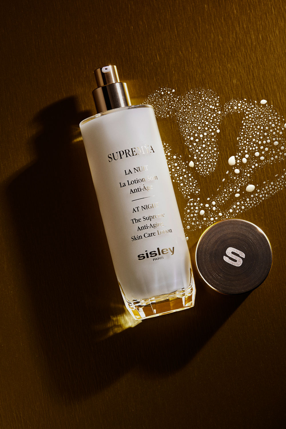 Sisley ergänzt das luxuriöse Supremÿa La Nuit-Ritual um La Lotion, welche die Haut auf die Pflege vorbereitet und diese verstärkt. 