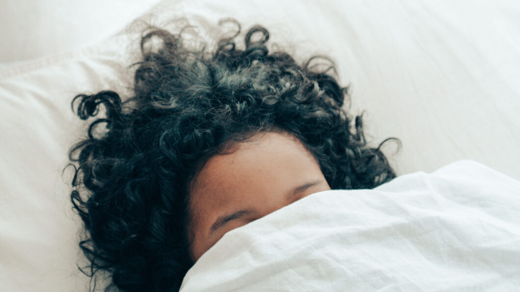 Der Grund, warum uns Schlafmangel alt aussehen lässt – und was dagegen helfen kann