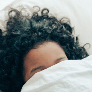 Die Midnight Recovery Omega Rich Cloud Cream mindert die optischen Folgen von Schlaflosigkeit mit 98 Prozent natürlichen Wirkstoffen.