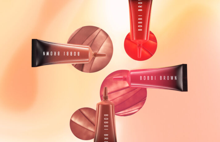 Sie sind vielseitig anwendbar und dank des Finger-Makeup-Prinzips selbst für maximal unbegabte Menschen einfach anzuwenden: die neuen Crushed Creamy Colors von Bobbi Brown für Lippen und Wangen.