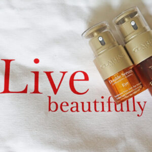 Zur Feier des Weltglückstages 2022 verlost sonrisa zwei Mal ein exklusives Beauty-Set von Clarins. Good Luck!