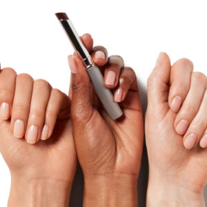 Das Warten hat ein Ende: Nachdem der Almost Lipstick Black Honey während Monaten ausverkauft war, ist der Makeup-Klassiker von Clinique nun wieder im Handel erhältlich.