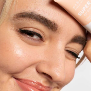 Die neue Super BB mit Ginseng von Erborian ist ein Multitalent, das Unreinheiten nicht nur optisch kaschiert, sondern auch mit einer raffinierten Pflegeformel reduziert.