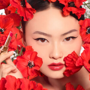 Manchmal verstehe ich selbst nicht, was genau vorgeht in meinem Kopf. Wenn sich plötzlich mein Verstand ausklinkt und mein innerer Trotzkopf das Steuer übernimmt. Mich zur Geisterfahrerin macht, um bei der Auto-Metapher zu bleiben, wobei diese in meinem Fall Null Sinn ergibt, da wir unser Auto schon lange verkauft haben. Aber mit Logik, das dürftest Du mittlerweile begriffen haben, muss man bei mir ohnehin nicht kommen bei gewissen Themen. Wenn es um das Schminken der Lippen geht, zum Beispiel, die wir nach der offiziellen Abschaffung der Maskenpflicht nun endlich wieder in Szene setzen können. Am besten mit hoch pigmentierten Lippenstiften, weil selbst in meinem Fall das Risiko einer Makeup-Panne mit Masken-freiem Gesicht ungleich kleiner ist als noch vor ein paar Wochen. Doch statt wie schon lange erträumt meine knalligen Lippenstifte aus der Versenkung zu holen – einige haben schon Staub angesetzt –, liebäugle der neusten, relativ leicht getönen Version der Kisskiss-Lippenstifte von Guerlain: Kisskiss Bee Glow Bilder «Dieser getönte, von Bienen inspirierte Lippenbalsam ist phänomenal. Er macht keinerlei Kompromisse bei Natürlichkeit, Wirksamkeit und Sensorik. Er hat alle Qualitäten eines Basisprodukts! Je öfter Sie ihn tragen, desto mehr wirken Ihre Lippen aufgepolstert, weicher und schöner», sagt Violette, Guerlain Kreativdirektorin Make-up über die neuen Kisskiss Bee Glow, die Honig, Bienenwachs, Propolis sowie andere pflegende Aktivstoffe aus der Natur enthalten 24 Stunden Feuchtigkeitsversorgung versprechen sich durch eine schmelzende Textur besonders einfach auftragen lassen und durch einen Hauch von Farbe die natürliche Farbe der Lippen ganz dezent betonen, was so ziemlich dem Gegenteil der knalligen Lippenstifte entspricht, die jetzt eigentlich wieder Saison hätten. Bilder PS: Mit vier Farbnuancen (zu je ca. 55 CHF) ist die Kisskiss Bee Glow-Kollektion derart übersichtlich, dass ergänzend dazu eigentlich auch noch den Erwerb eines anderen Lippenstiftes drin liegt für mich. Aus der Rouge-G-Serie zum Beispiel, die bekannt ist für ihre stark pigmentierten Formeln. Denn je länger ich es mir überlege, umso mehr komme ich zum Schluss, dass meine angebliche Rebellion gegen den Mainstream nichts anderes ist als: eine Ausrede, um möglichst viele Lippenstifte zu kaufen…