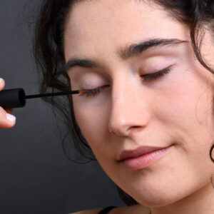 Das neue Wimpernserum von Uniqlash verspricht natürlich lange Wimpern ohne den Einsatz von Hormonen oder Hormon-Derivaten – und inspiriert sonrisa damit zu einem Selbstversuch.