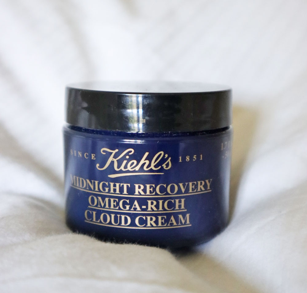Die Midnight Recovery Omega Rich Cloud Cream mindert die optischen Folgen von Schlaflosigkeit mit 98 Prozent natürlichen Wirkstoffen.