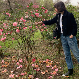 sonrisa reiste mit Chanel nach Gaujacq und ging dort im Gespräch mit dem Wissenschaftler Nicola Fuzzati dem Geheimnis der Kamelie auf die Spur.