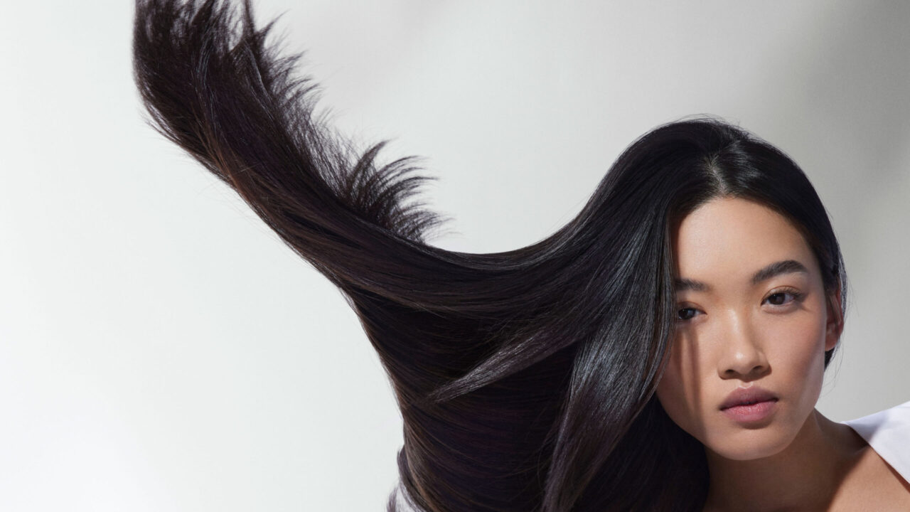 Bye Frizz! Auf sonrisa gibt die besten Profi-Tipps für schöne, glänzende und geschmeidige Haare.