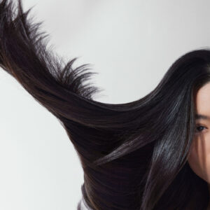 Bye Frizz! Auf sonrisa gibt die besten Profi-Tipps für schöne, glänzende und geschmeidige Haare.