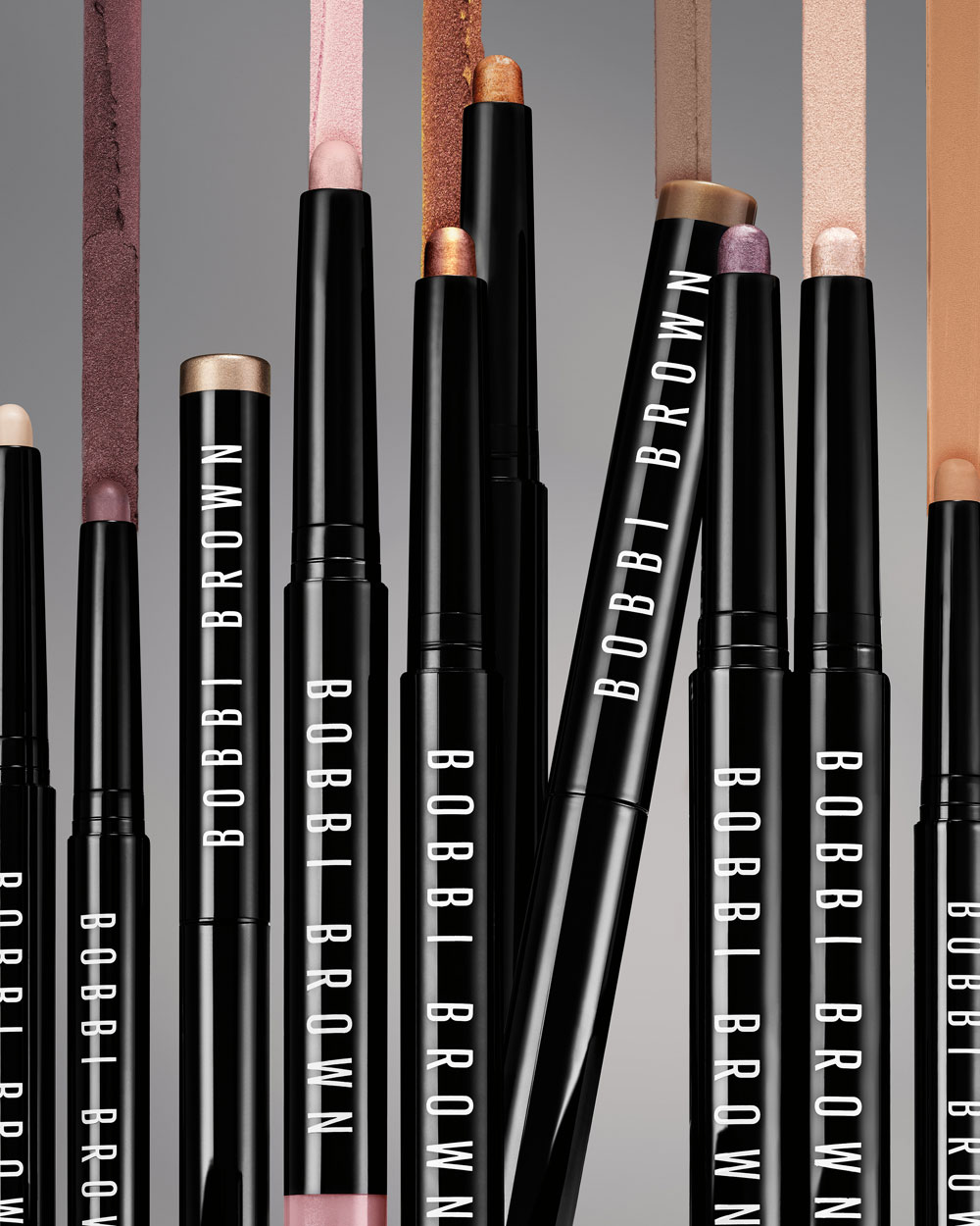 Die Erweiterung der 24-Hour Long-Wear Cream Shadow Sticks von Bobbi Brown erinnert sonrisa daran, wie sie von Makeup-Artist Eduardo Ferreiro die schnellsten Smokey-Eyes lernte. 