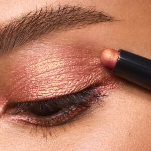 Die Erweiterung der 24-Hour Long-Wear Cream Shadow Sticks von Bobbi Brown erinnert sonrisa daran, wie sie von Makeup-Artist Eduardo Ferreiro die schnellsten Smokey-Eyes lernte.