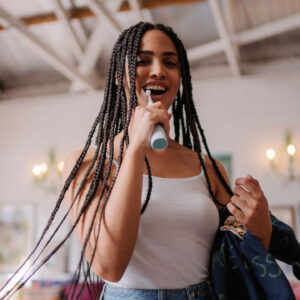 Smile Baby! sonrisa geht mit Hilfe der Profis von happybrush der Frage nach, worin genau die Unterschiede zwischen der Zahnreinigung von Hand oder mit einer elektrischen Zahnbürste liegen.