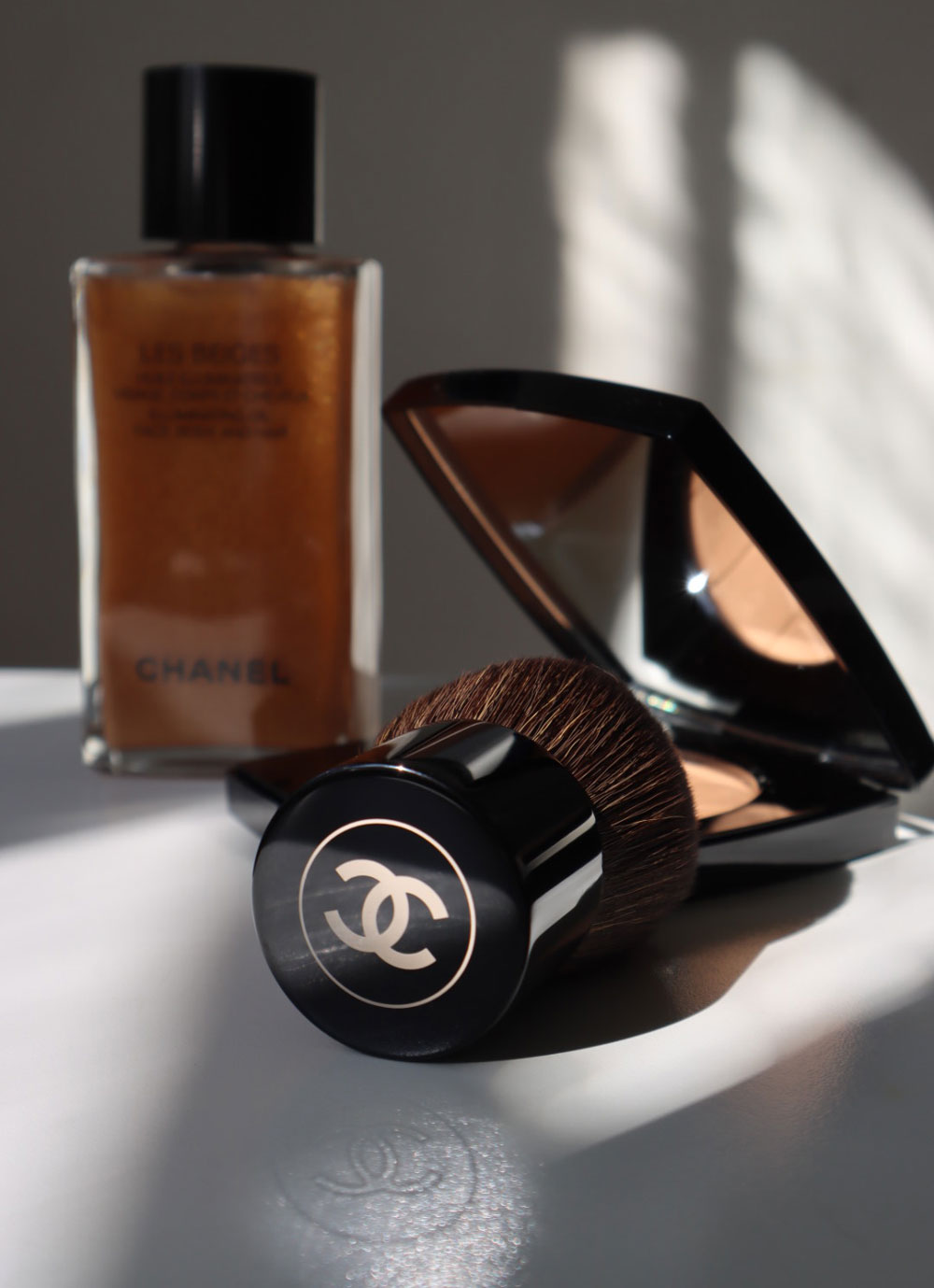 Chanel setzt bei Les Beiges im Jahre 2022 auf Oversized Produkte für den perfekten Glow. 