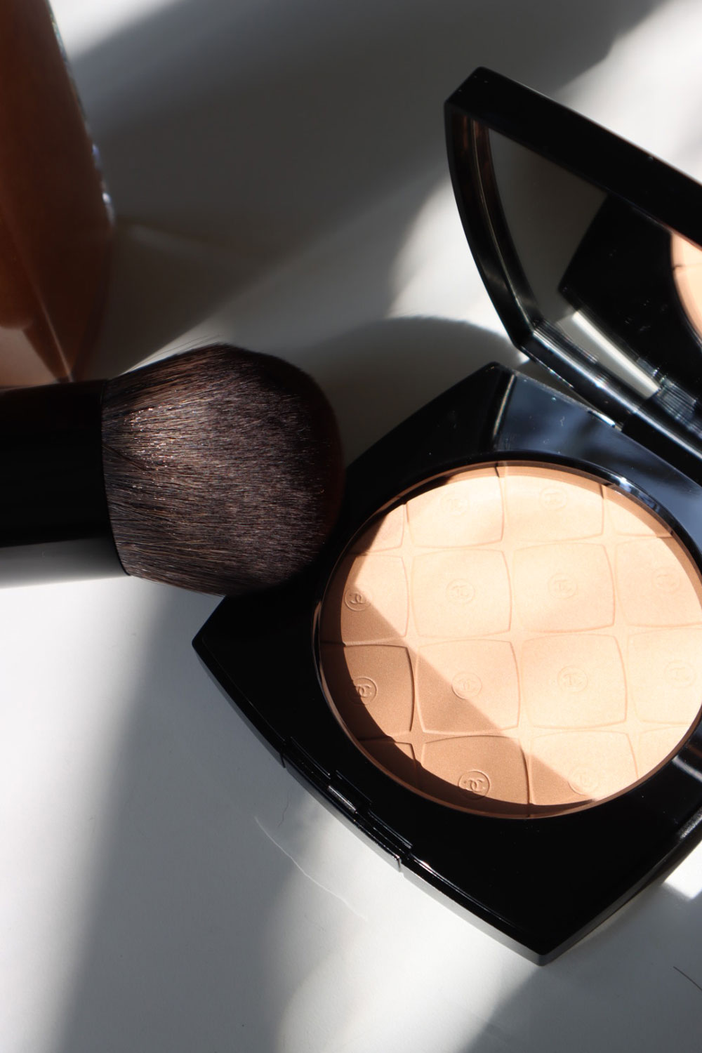 Chanel setzt bei Les Beiges im Jahre 2022 auf Oversized Produkte für den perfekten Glow.