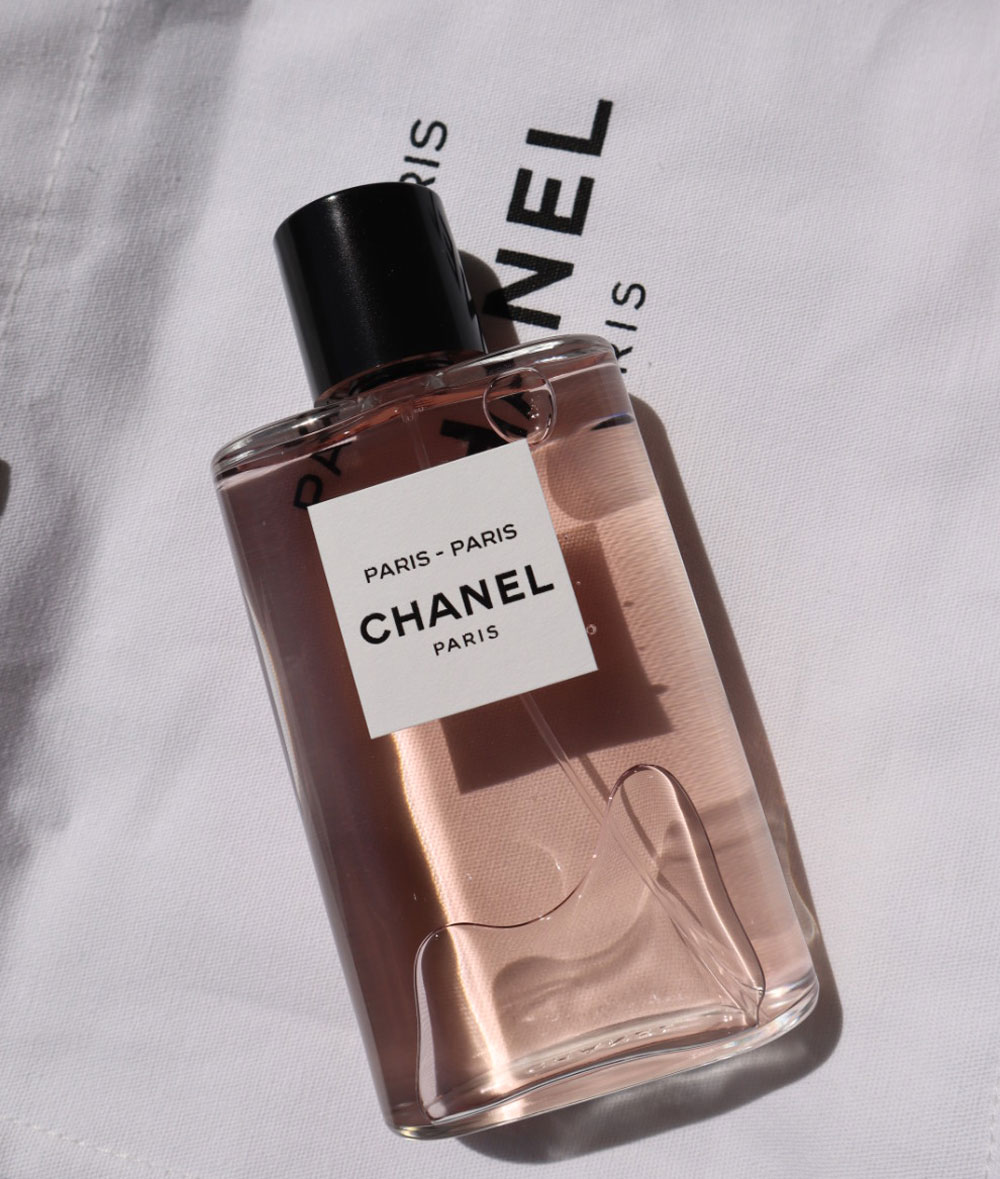 Mit Paris-Paris erhält die legendäre Duft-Kollektion Les Eaux de Chanel Zuwachs um einen wunderbaren Unisex-Duft, der zum Träumen von der Hauptstadt einlädt. 