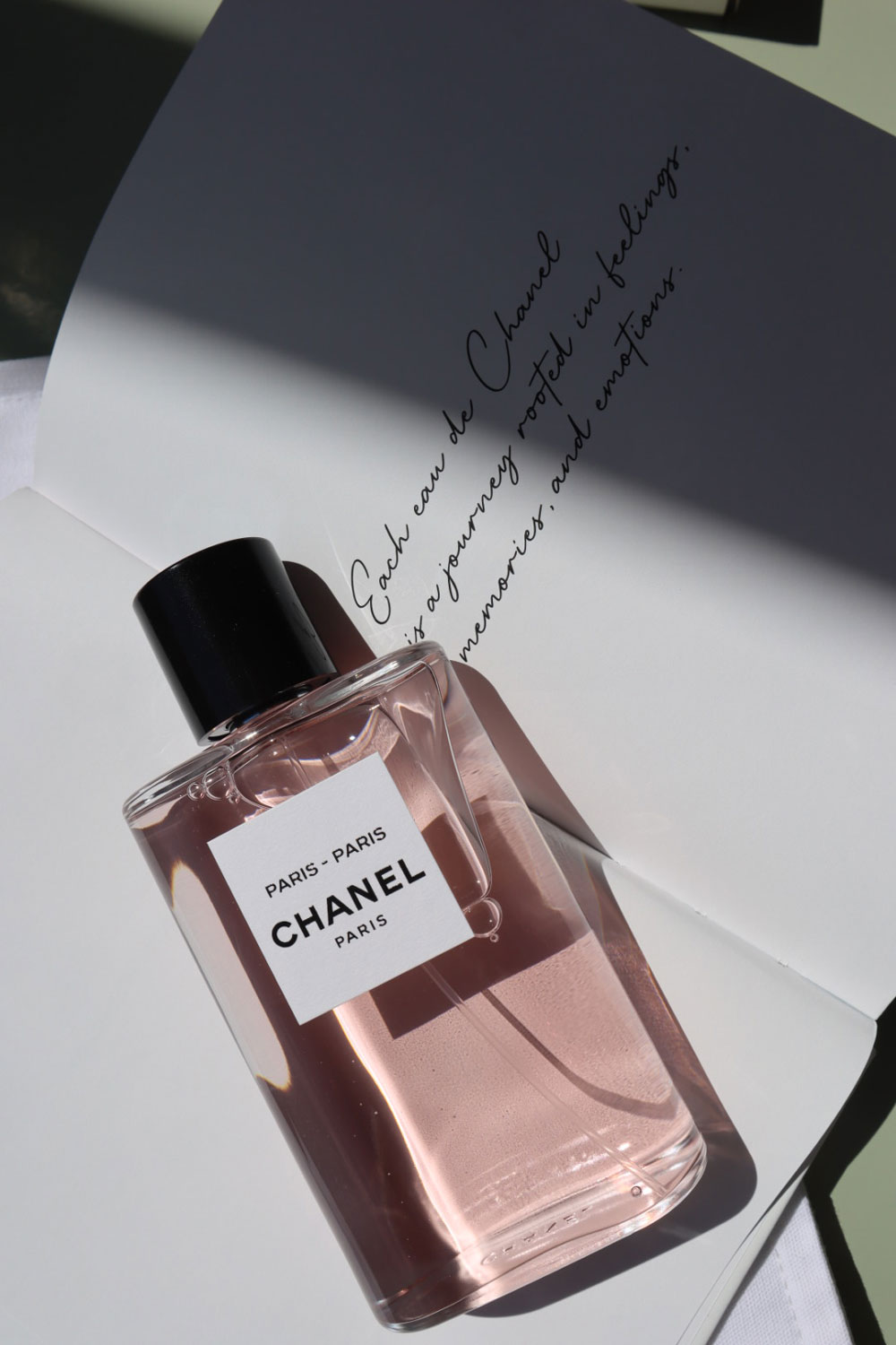Mit Paris-Paris erhält die legendäre Duft-Kollektion Les Eaux de Chanel Zuwachs um einen wunderbaren Unisex-Duft, der zum Träumen von der Hauptstadt einlädt. 