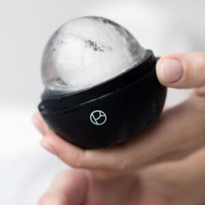 Die Behandlung des Gesichts mit kühlenden Elementen gilt als neuer Trend auf Social Media. Im grossen FAQ auf sonrisa gibt es alle Informationen zum Skin Icing.