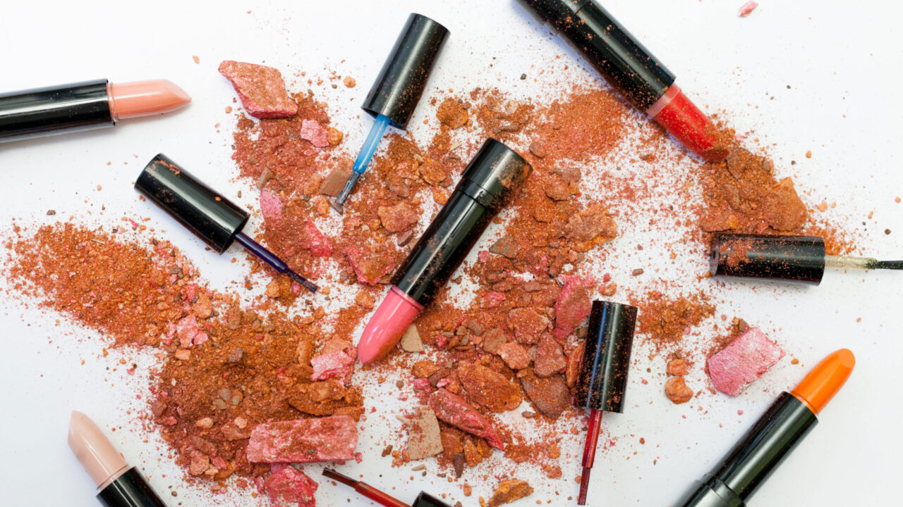 Wie lassen sich Makeup-Flecken auf der Kleidung verhindern beim Anziehen? Mit einem einfachen Life-Hack, den Du auf sonrisa zum Nachlesen findest.