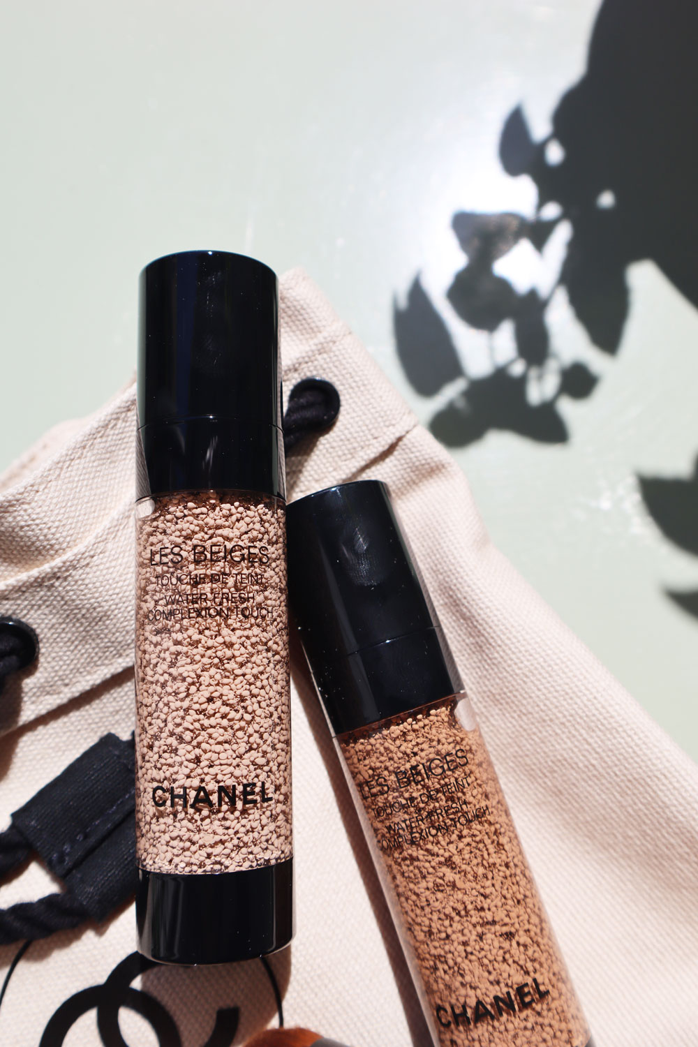 Makeup-Expertin und Influencerin Shazna Ilham testet für sonrisa den neuen Water-fresh Compexion touch von Chanel Les Beiges. 