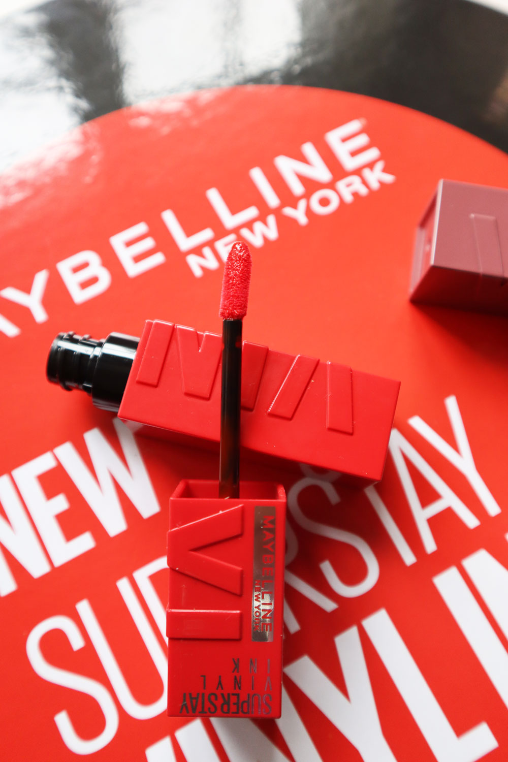 Worth the hype? sonrisa testet den neuen Super Stay Vinyl Ink Lippenstift von Maybelline New York.