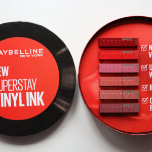 Worth the hype? sonrisa testet den neuen Super Stay Vinyl Ink Lippenstift von Maybelline New York.