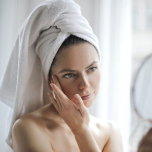 Pimpel-Patches werden auf Social Media als SOS-Lösung gegen Pickel gefeiert und auf sonrisa gibt es die Erklärung zum Hype.