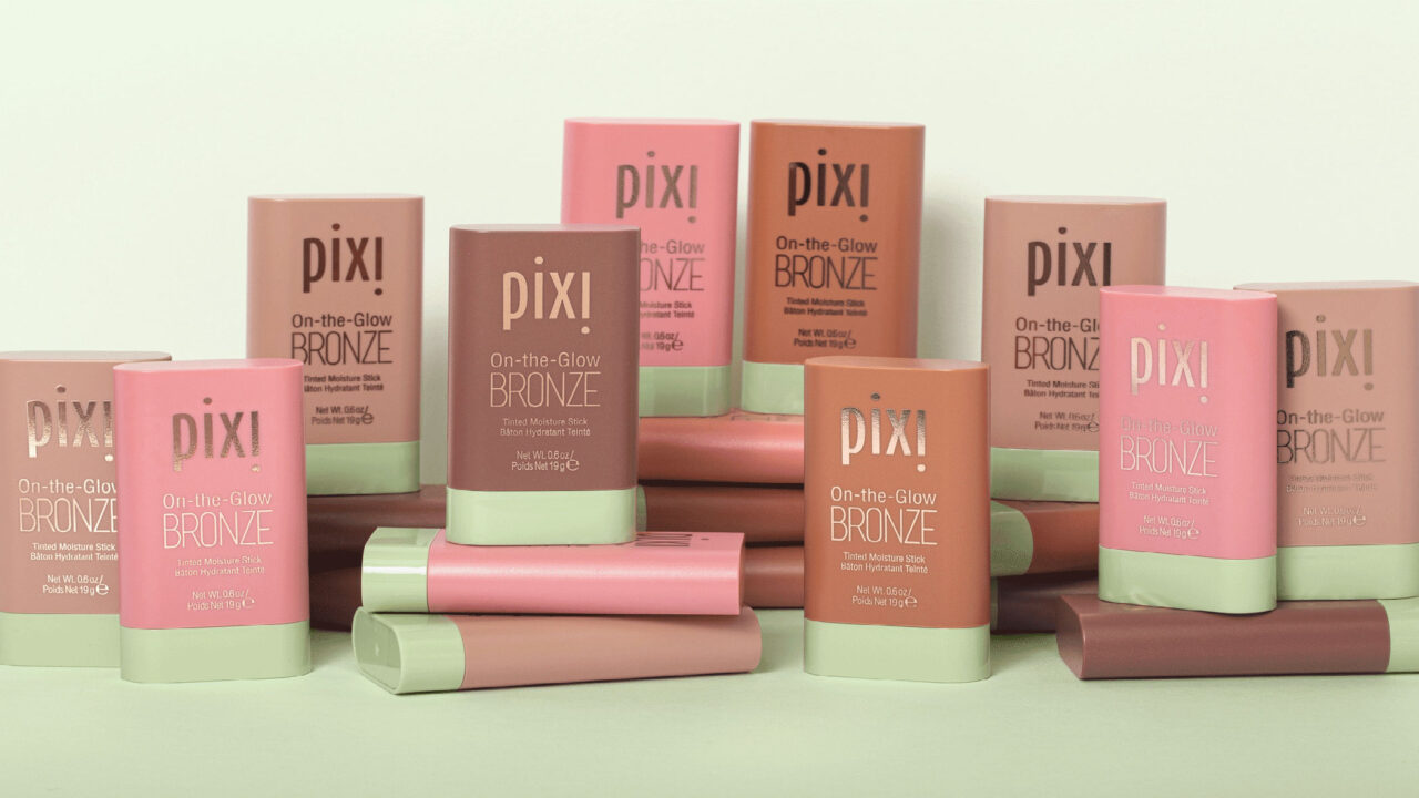 Mit On-the-Glow Bronze erweitert Pixi-Begründerin die beliebte On-the-Glow Linie um einen praktischen Bronzer für Gesicht und Lippen.