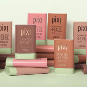 Mit On-the-Glow Bronze erweitert Pixi-Begründerin die beliebte On-the-Glow Linie um einen praktischen Bronzer für Gesicht und Lippen.