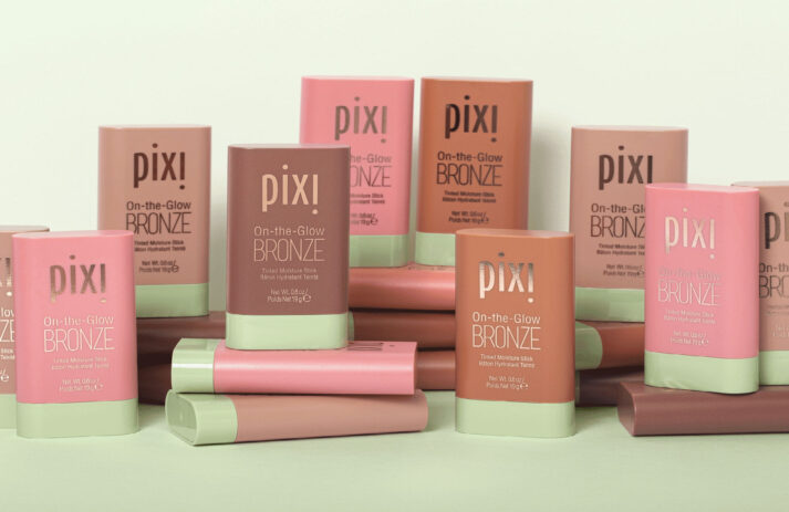 Mit On-the-Glow Bronze erweitert Pixi-Begründerin die beliebte On-the-Glow Linie um einen praktischen Bronzer für Gesicht und Lippen.