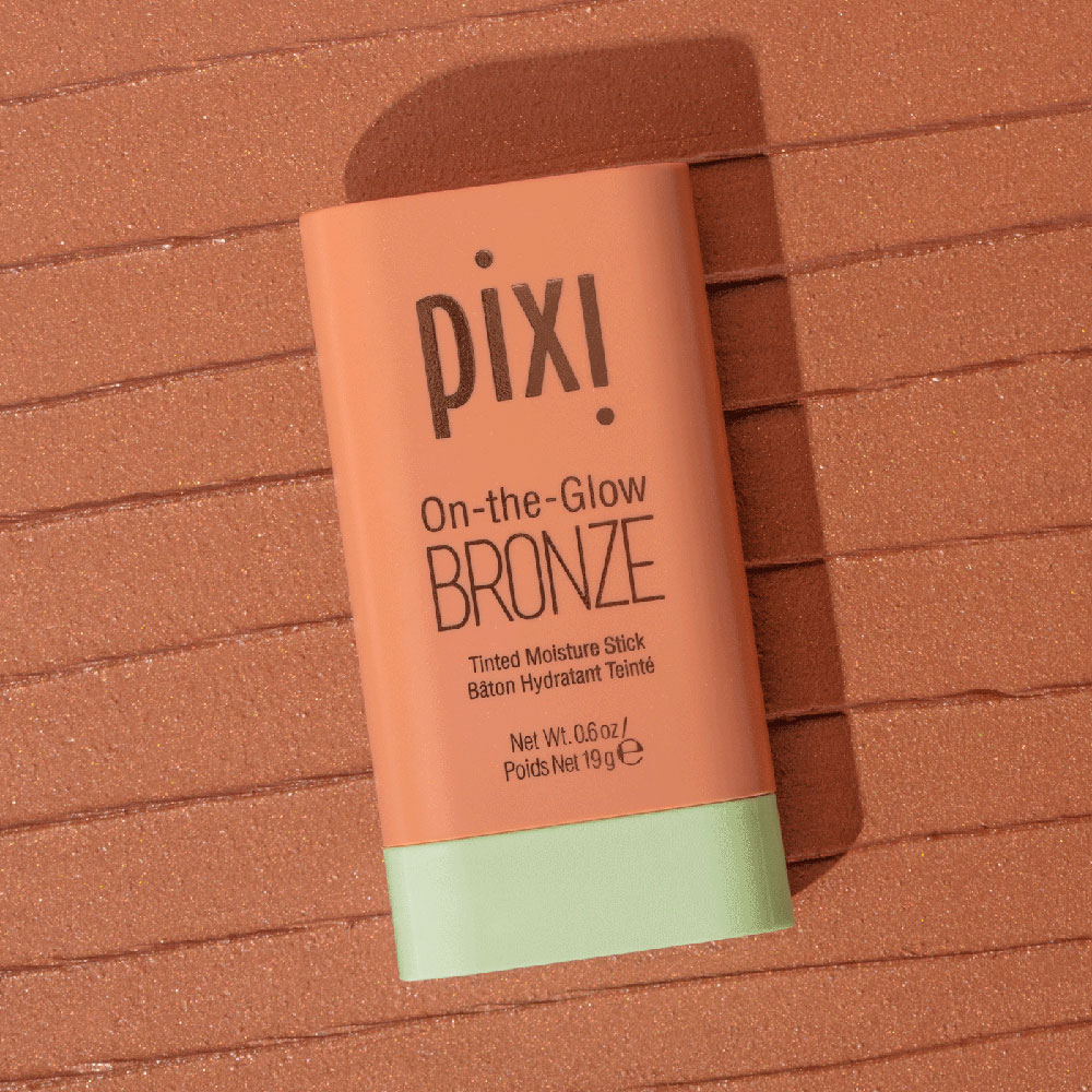 Mit On-the-Glow Bronze erweitert Pixi-Begründerin die beliebte On-the-Glow Linie um einen praktischen Bronzer für Gesicht und Lippen. 