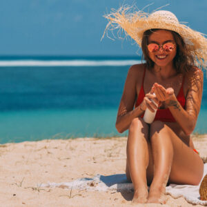 Fun in the sun? Ist möglich, wenn man die wichtigsten Sonnenschutzregeln einhält, die auf sonrisa knackig zusammengefasst sind.