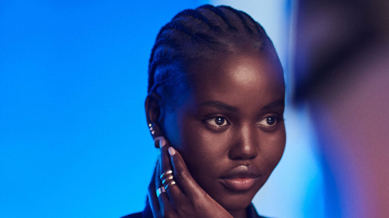 Weil uns blaues Licht ganz schön alt aussehen lassen kann, gibt es auf sonrisa die besten Profi-Tipps zum Schutz der Haut vor Bluelight-Strahlen.