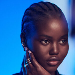 Weil uns blaues Licht ganz schön alt aussehen lassen kann, gibt es auf sonrisa die besten Profi-Tipps zum Schutz der Haut vor Bluelight-Strahlen.