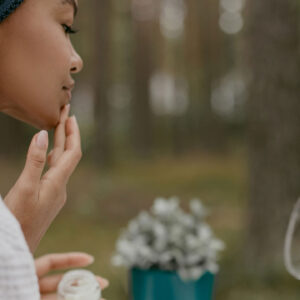 Um die passende Gesichtspflege zu finden, muss man erst einmal die eigenen Hautbedürfnisse kennen. Die Anleitung zur DIY Hautanalyse gibt es auf sonrisa.