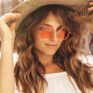 Sun, fun – und strohiges Haar? Im Sommer brauchen unsere Haare besonders viel Schutz. sonrisa weiss, mit welchen Insider-Tipps das Haar gesund und schön bleibt.