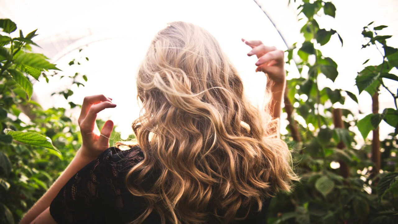 Sun, fun – und strohiges Haar? Im Sommer brauchen unsere Haare besonders viel Schutz. sonrisa weiss, mit welchen Insider-Tipps das Haar gesund und schön bleibt.