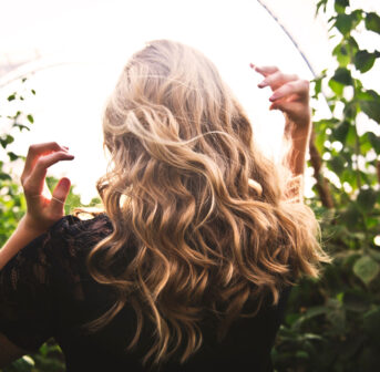 Sun, fun – und strohiges Haar? Im Sommer brauchen unsere Haare besonders viel Schutz. sonrisa weiss, mit welchen Insider-Tipps das Haar gesund und schön bleibt.