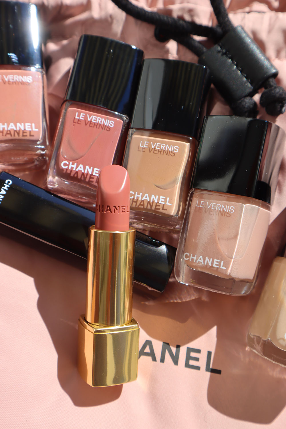 Zur Einstimmung auf den Herbst gibt es auf sonrisa eine Vorschau auf die neue Makeup-Kollektion von Chanel, welche die Glückshormone tanzen lässt als ob der Sommer in Verlängerung ginge...