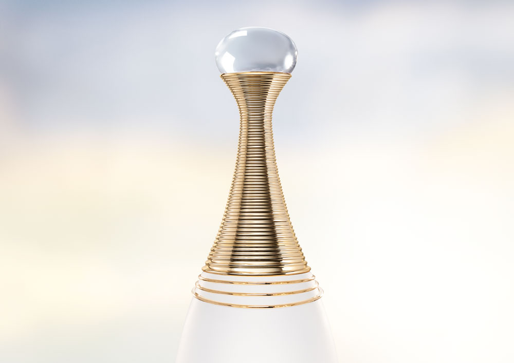 Innovativ, einzigartig, neu: Die Formel des neuen Dior J' Adore Parfum d' Eau enthält keinen Alkohol, hält aber gleich lange wie ein Eau de Parfum und duftet himmlisch!
