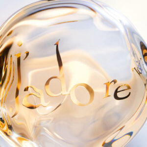 Innovativ, einzigartig, neu: Die Formel des neuen Dior J' Adore Parfum d' Eau enthält keinen Alkohol, hält aber gleich lange wie ein Eau de Parfum und duftet himmlisch!