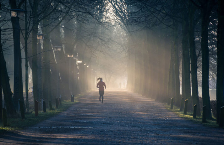 Sechs Gründe, um Laufmuffel zu bekehren: Aus eigener Erfahrung weiss sonrisa, warum es sich im Herbst besonders lohnt, die Laufschuhe zu montieren.
