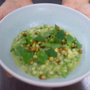 Zusammen mit dem Schweizerischen Beauty-Brand Soeder hat Spitzenköchin Tanja Grandits zwei Kosmetikprodukte lanciert. Das dazu passende Rezept gibt es auf sonrisa.