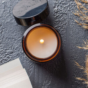 Pure Gemütlichkeit statt russigem Debakel: sonrisa weiss, wie man das beste aus Duftkerzen herausholt und damit die Winterzeit geniessen kann.