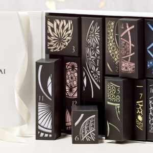 Ho, ho, ho: Der Niklaus hat bei sonrisa zwei luxuriöse Holiday Gift sets von Sensai deponiert für die grosse Weihnachts-Beautyverlosung.