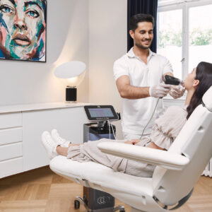 sonrisa testet Morpheus8: Eine nicht ganz schmerzfreie Gesichtsbehandlung mit langen Nadeln zur Verjüngung der Haut, auf die alle Promis schwören.