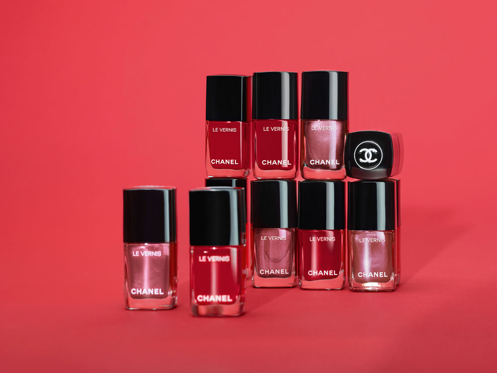 Chanel Beauty setzt beim Frühlingslook 2023 auf die Farbe Rot – und sonrisa zeigt, wie das aussieht. 