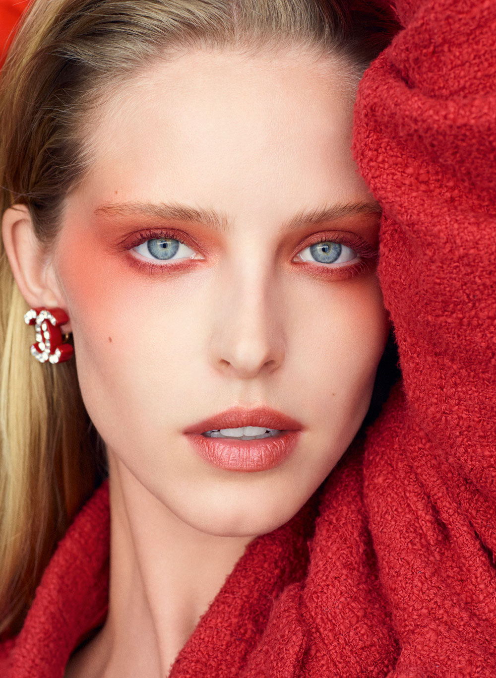 Chanel Beauty setzt beim Frühlingslook 2023 auf die Farbe Rot – und sonrisa zeigt, wie das aussieht. 